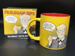 Taza de café Sigmund Freud, Freudian Sips amarilla y roja psicología humor divertida - Imagen 1 de 3