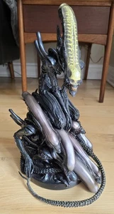 Alien Pile handbemalte kaltgegossene Porzellan Statue von Fewture Models (2002) - Bild 1 von 9
