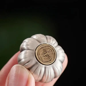 Ciondolo portachiavi auto vintage placcato argento rame ornamento aglio creativo - Foto 1 di 4