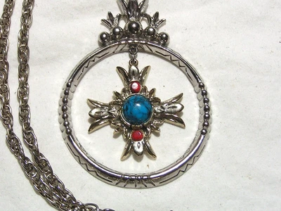 Collana Con Pendente A Croce In Lucite Argento Finto, Turchese E Corallo Vintage - Immagine 1 di 4