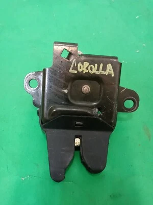 1998 - 2001 TOYOTA COROLLA TRUNK LID / DECK LID LATCH / CATCH / LOCK 98 99 00  - Image 1 of 4