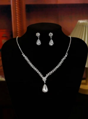 Parure collana orecchini con strass e pietra brillantini colore argento donna - Immagine 1 di 2