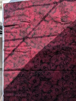 Tela batik de algodón. ¡Alta calidad! $8/yarda "Flores rojas".  4 yardas y 4+ pulgadas. Foto 1 de 4