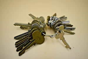 18 Vintage Random Keys - Picture 1 of 7