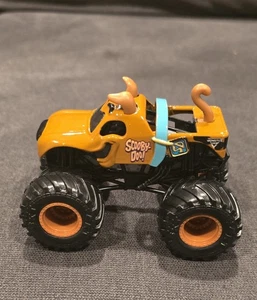 SPIN MASTER MONSTER JAM Monster Mutt Scooby-Doo 1:64 Monster Truck - Picture 1 of 4