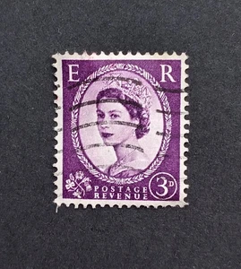 GB 1958, QEII, WILDING'S. SELLO 3D. Lila profunda. LÍNEA DE GRAFITO MAL COLOCADA Var. - Imagen 1 de 3