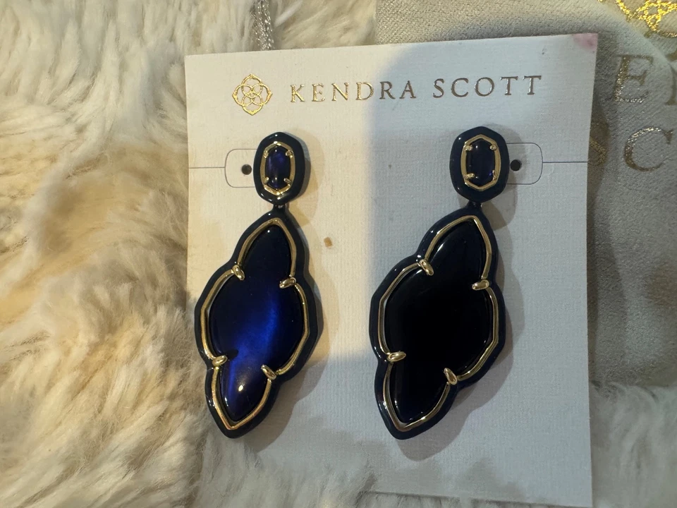 Nuevos Pendientes Colgantes Kendra Scott Abbie Esmalte Azul Brillante y Dorado Perforados Foto 1 de 4