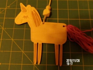 Einhorn Holz Tier hängend Ornament lila Garn Schwanz - Bild 1 von 4