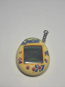 Vintage Tamagotchi Connection V2 2004 giallo con farfalle testato funzionante - Foto 1 di 4