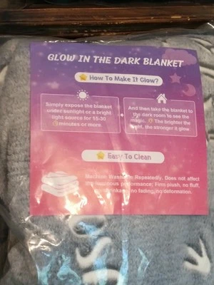 Manta de dinosaurio que brilla en la oscuridad Foto 1 de 2