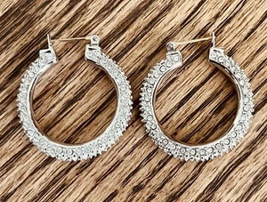 Pendientes de colección de cristal de swarovski tono plateado aro perforado cisne firmados - Imagen 1 de 4