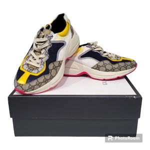 GUCCI MEN Rhyton MONOGRAM SNEAKERS REFLECTIVE Size 8 42 With Box Blue Pink Beige - Imagen 1 de 19