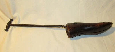 Camilla zapatero vintage antigua de madera de metal con mango largo y forma de zapato Foto 1 de 4