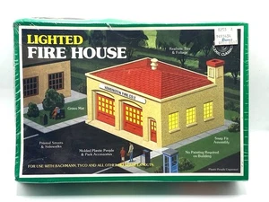 Vintage versiegelt Bachmann beleuchtetes Feuerwehrhaus Scenic Classics HO Scale Zug Hong K - Bild 1 von 4