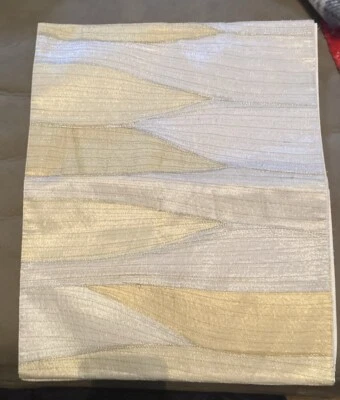 Corredor de mesa Pier 1 Glitter Wave metálico bordado 14" x 72" marfil y dorado Foto 1 de 4