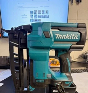 Makita XNB02Z 18V LXT Li-Ion 2-1/2 in. Straight Finish Nailer + BL1850 OPEN Box - Picture 1 of 13