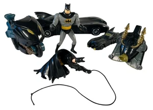 Lote De Figuras Y Accesorios Batman 2 Batmóviles 2 Figuras Murciélago Ciclo Y Pack - Imagen 1 de 14