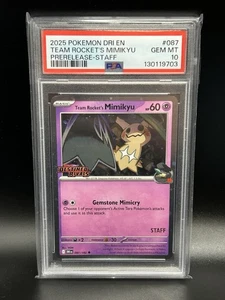 TEAM ROCKET'S MIMIKYU Destined Rivals Prelanzamiento Staff Promo 087/182 HOLO PSA 10 - Imagen 1 de 2