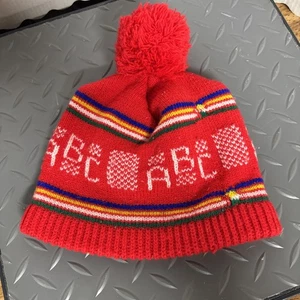 VINTAGE Kinder Kleinkind Größe Strick Bommel Mütze rot ABC’s 80’s? - Bild 1 von 4