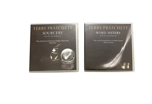 2x Terry Pratchett Cd Audiobooks - Sourcery & Wyrd Sisters Read By Tony Robinson - Imagen 1 de 2