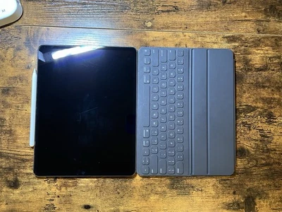 iPad Pro 12.9 3ª generación paquete con Apple Pencil y teclado Foto 1 de 4