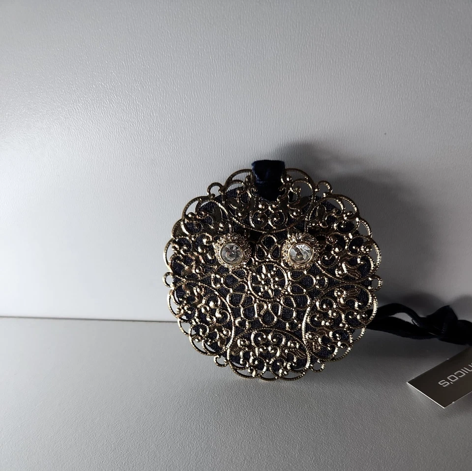 Conjunto de 1 par de brincos com ornamento em tom dourado Chicos - Imagem 1 de 4