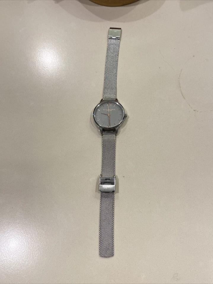 Reloj Olivia Burton London plateado de acero inoxidable con correa de malla sin probar Foto 1 de 4