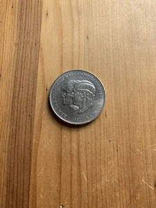 (Rare) 1981 Prince of Wales & Lady Diana Spencer Commemorative Coin - Picture 1 of 4
