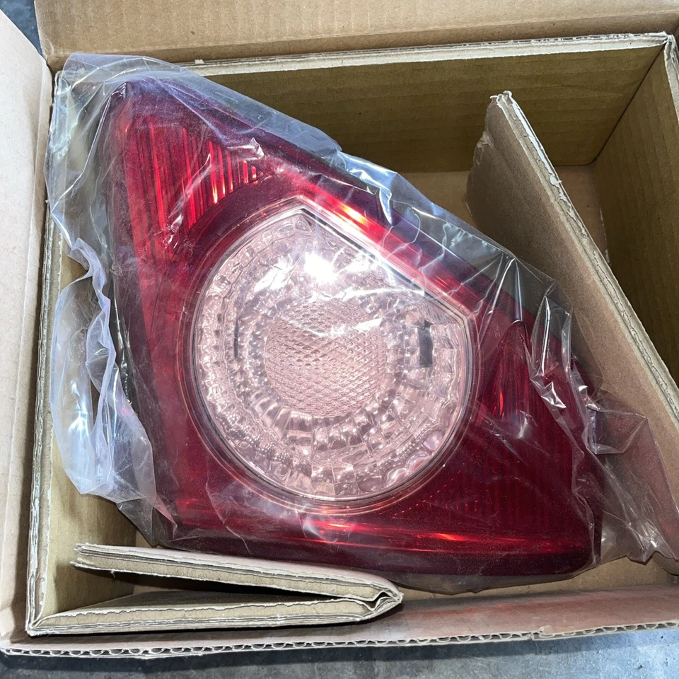 Lámpara de respaldo derecha Toyota Corolla 09-10 construida en Estados Unidos | DEPO 212-1329R-AS Foto 1 de 4