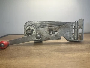 1946 Vintage Swing Away Red Handle Wall Mount Can Opener Rare Antique Collect - Picture 1 of 6