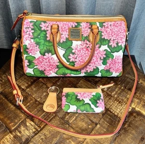Bolso y llavero Dooney & Bourke Pink Hydrangea Barrel a juego - Imagen 1 de 19
