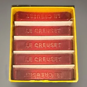 Le Creuset Ombre Red Posate Batte Riposo Set di 5 Pezzi Nuovo Scatola - Foto 1 di 3