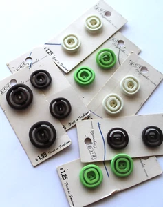 14 Stk. MCM ~3 Farben, durchbohrt, Made in France~ BGE, NY Kunststoffknöpfe auf Karten - Bild 1 von 4