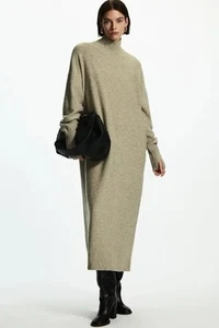 COS Abito lungo 100% lana lavorato a maglia beige finto collo piccolo - Foto 1 di 8