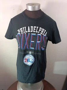 Philadelphia 76ers T-Shirt Damen Jugend Small Mehrfarbig Grafik Baumwolle NBA... - Bild 1 von 10