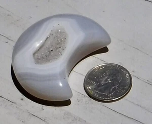 Natural Geode Agate Crystal Reiki Healing Hand Carved Moon Stone 2.25"x1.5" 42g - Picture 1 of 4