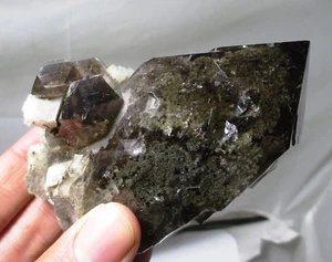 Cristal de cuarzo ahumado con clorito + adularios - Val Strem, Suiza ahumado - Imagen 1 de 11