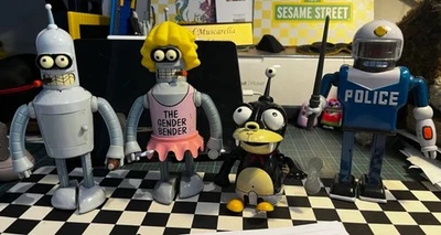 FUTURAMA GENDER BENDER TIN WIND-UP ROBOT ACTION TOY, FOX 2001. - Image 1 of 4