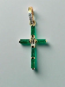 Colgante Cruz Diamante Baguette Esmeralda Verde Vivo 0.32tcw Oro 14K - Imagen 1 de 10