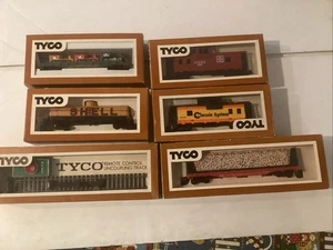 Konvolut 6 HO Triebwagen 5 Tyco Wagen & 1 Entkupplungsset - Bild 1 von 7