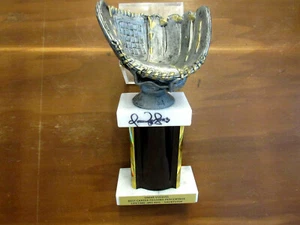 OMAR VIZQUEL 11 X GG INDIANS GIANTS SIGNED AUTO CAREER FIELDING .985 TROPHY JSA - Picture 1 of 5