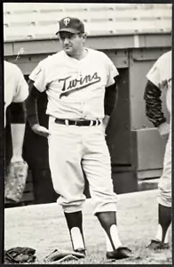 6 Different HOFer Early Wynn Postcards Minnesota Twins MLB Baseball Coach - Picture 1 of 12