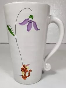 Taza de café alta Tigger & Flower de Disney Store - Imagen 1 de 7