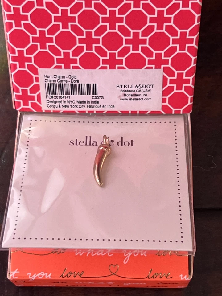 Stella & Dot: Dije de cuerno dorado, nuevo en caja Foto 1 de 1