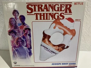 Flotador de piscina con cono de helado Stranger Things Scoops Ahoy. Nuevo. NETFLIX - Imagen 1 de 5