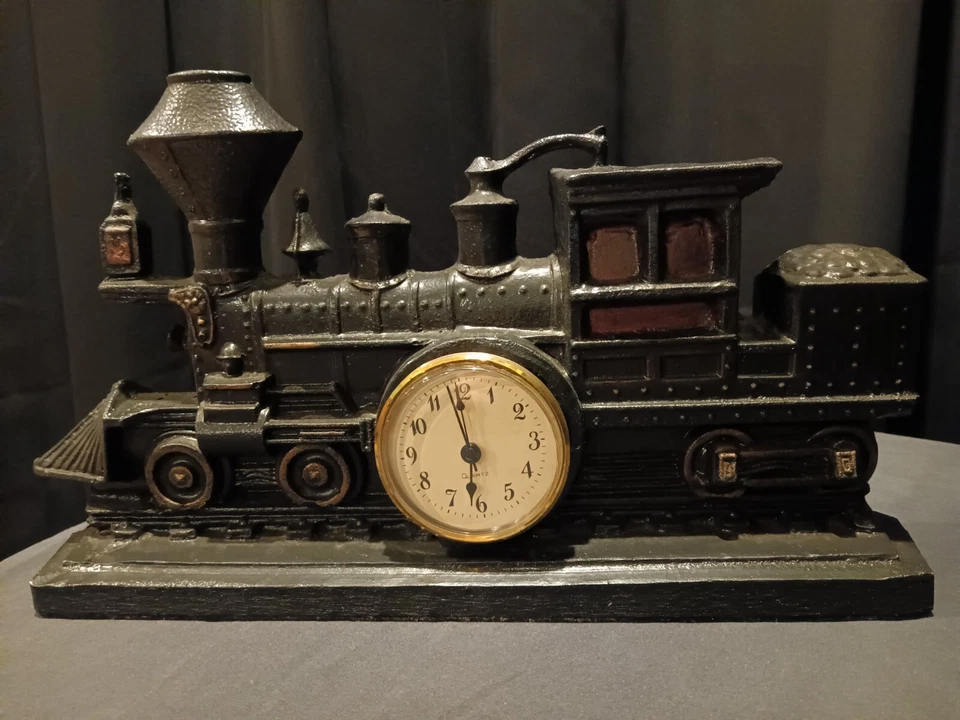 Hermoso reloj de tren hecho a mano a partir de carbón. Reloj roto (fácilmente reemplazable) Foto 1 de 4