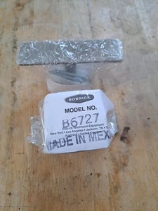 Zwei 2 Bobrick Doppel Morgenmantel Haken Satin B-6727 Kleidung Hemd Handtuch Neu im Karton  - Bild 1 von 2