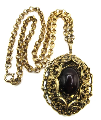 Collar y colgante de cadena medallón grueso tono dorado ornamentado de la década de 1980 Foto 1 de 4