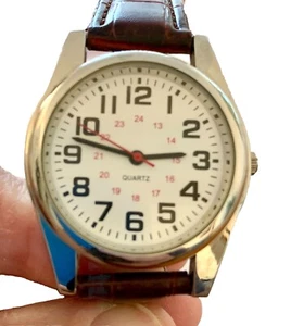 Reloj de cuarzo estilo militar vintage esfera blanca 12/24 horas batería nueva 38 mm usado en excelente estado leer - Imagen 1 de 9