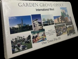 Seltenes GARDEN GROVE-OPOLY International West One Town Fits All Brettspiel - Bild 1 von 8